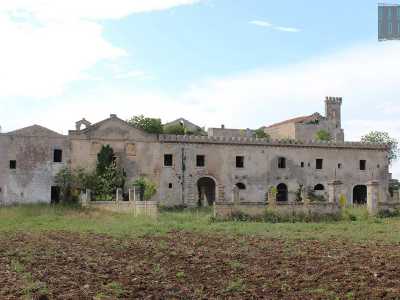La facciata, preceduta da un atrio invaso dall'erba incolta, � di colore grigio ma presenta delle sfumature rosa visibili soprattutto attorno all'ingresso principale: quest'ultimo � affiancato sulla destra da due entrate minori che conducono al piano terra e sulla sinistra dalla sagoma della chiesa integrata al complesso